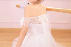 芭蕾舞美女白色连衣裙日式丸子头虎白女粉嫩在
