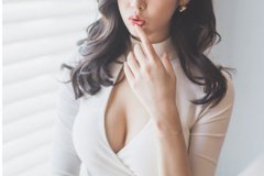 韩国大胸气质卷发美女