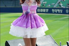 韩国啦啦队穿火辣服装上演激情热舞
