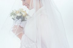 手拿鲜花的新娘图片