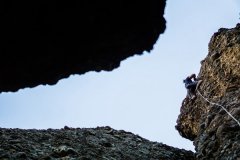 正在攀岩的冒险者图片