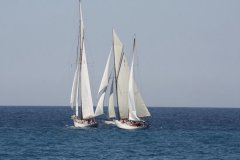 海上航行的白帆船图片