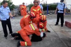 跳楼男子被救后暴打救援消防员