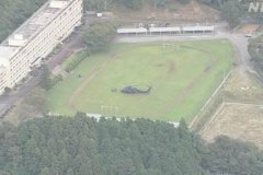 日本一黑鹰直升机迫降高中校园