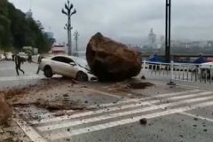 宜宾山体滑坡过路车辆被巨石砸中-四川宜宾一巨石砸扁车头-宜宾山体塌方最新消息